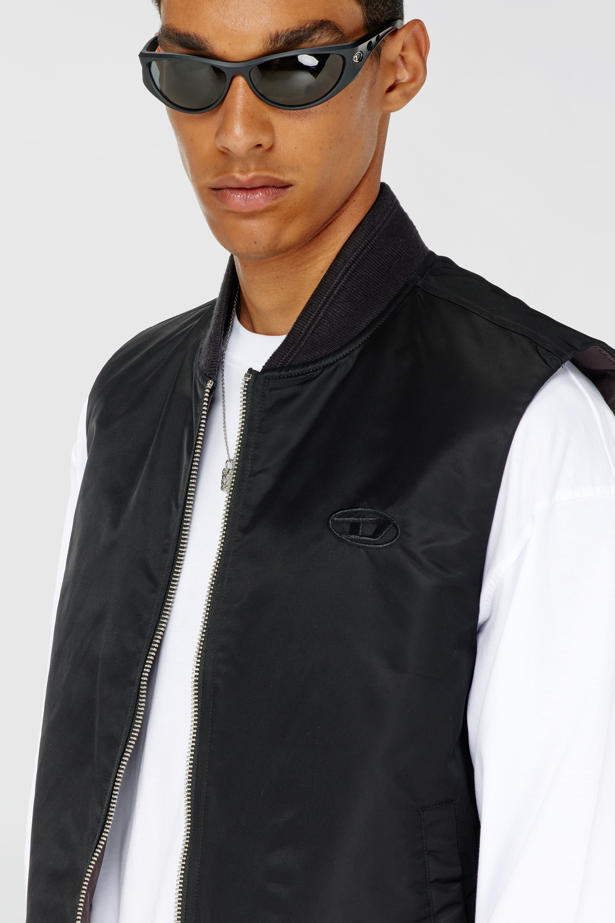 Diesel - W-TYPE-D1-SL, Gilet matelass&eacute; en satin avec broderie Oval D Homme in Noir - 5