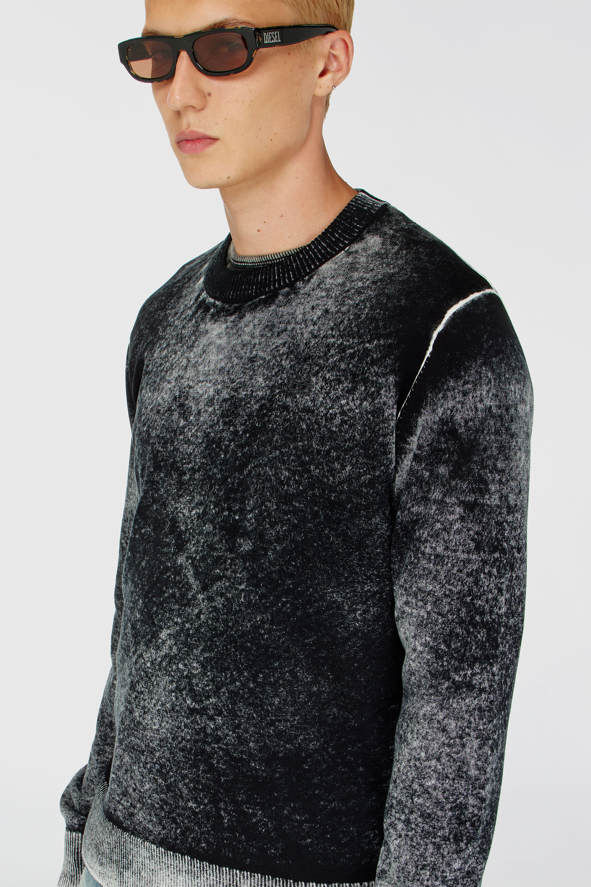 Diesel - K-LAURENT, Pull avec impression invers&eacute;e d&eacute;color&eacute;e Homme in Noir - 5
