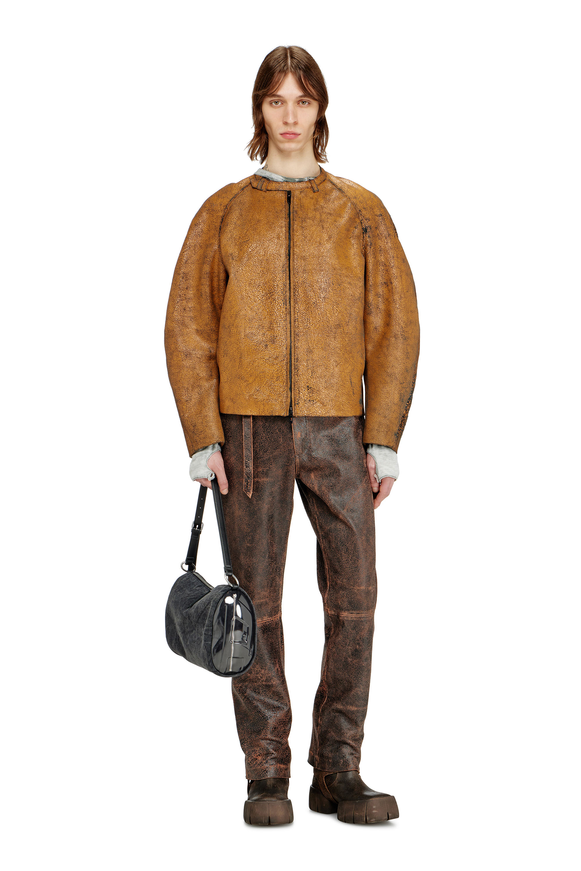 Diesel - P-NURI, Pantalon en cuir craquel&eacute; avec d&eacute;tail de sangle biker Homme in Marron - 2