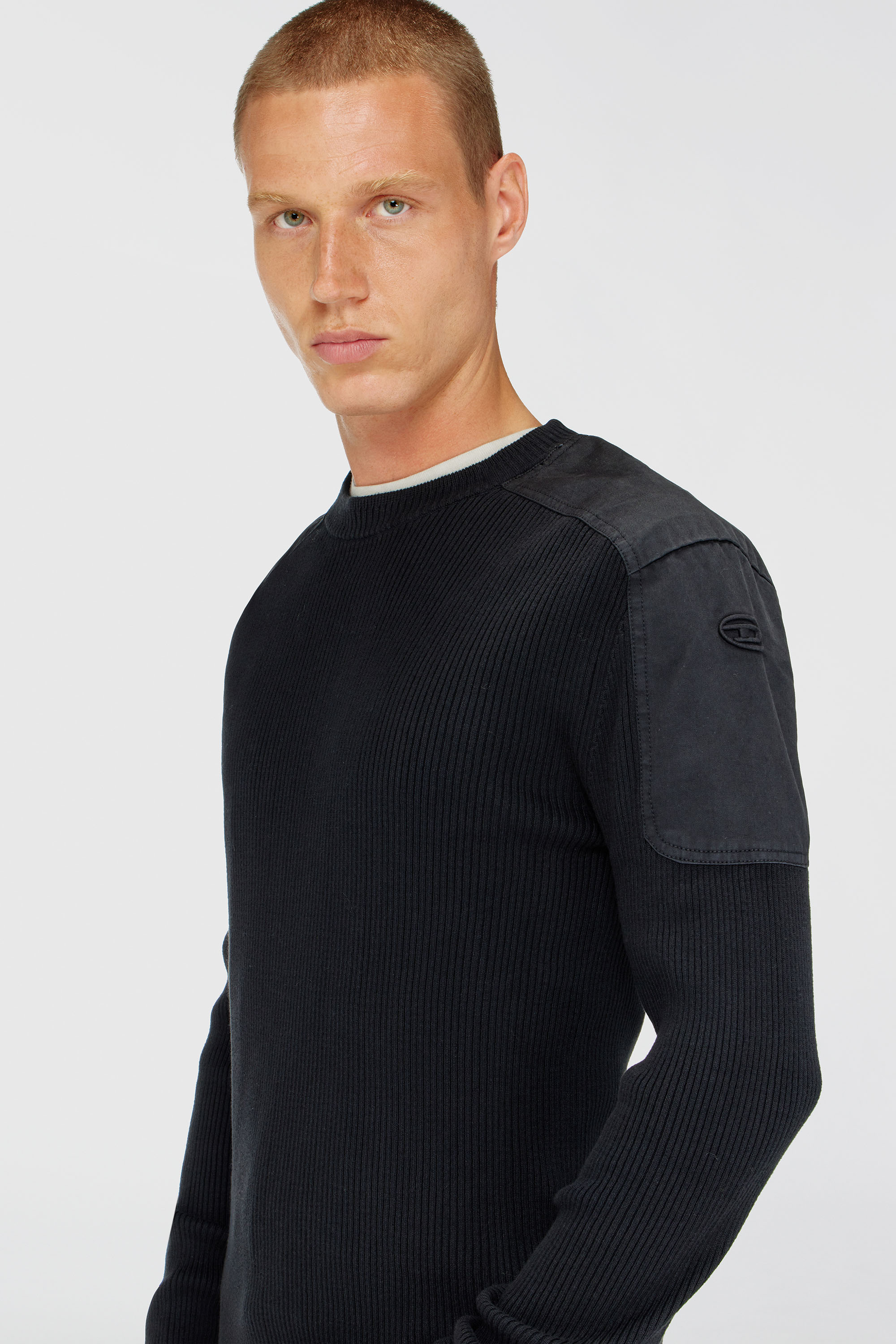 Diesel - K-MARTIN, Pull c&ocirc;tel&eacute; avec empi&egrave;cements aux &eacute;paules Homme in Noir - 5