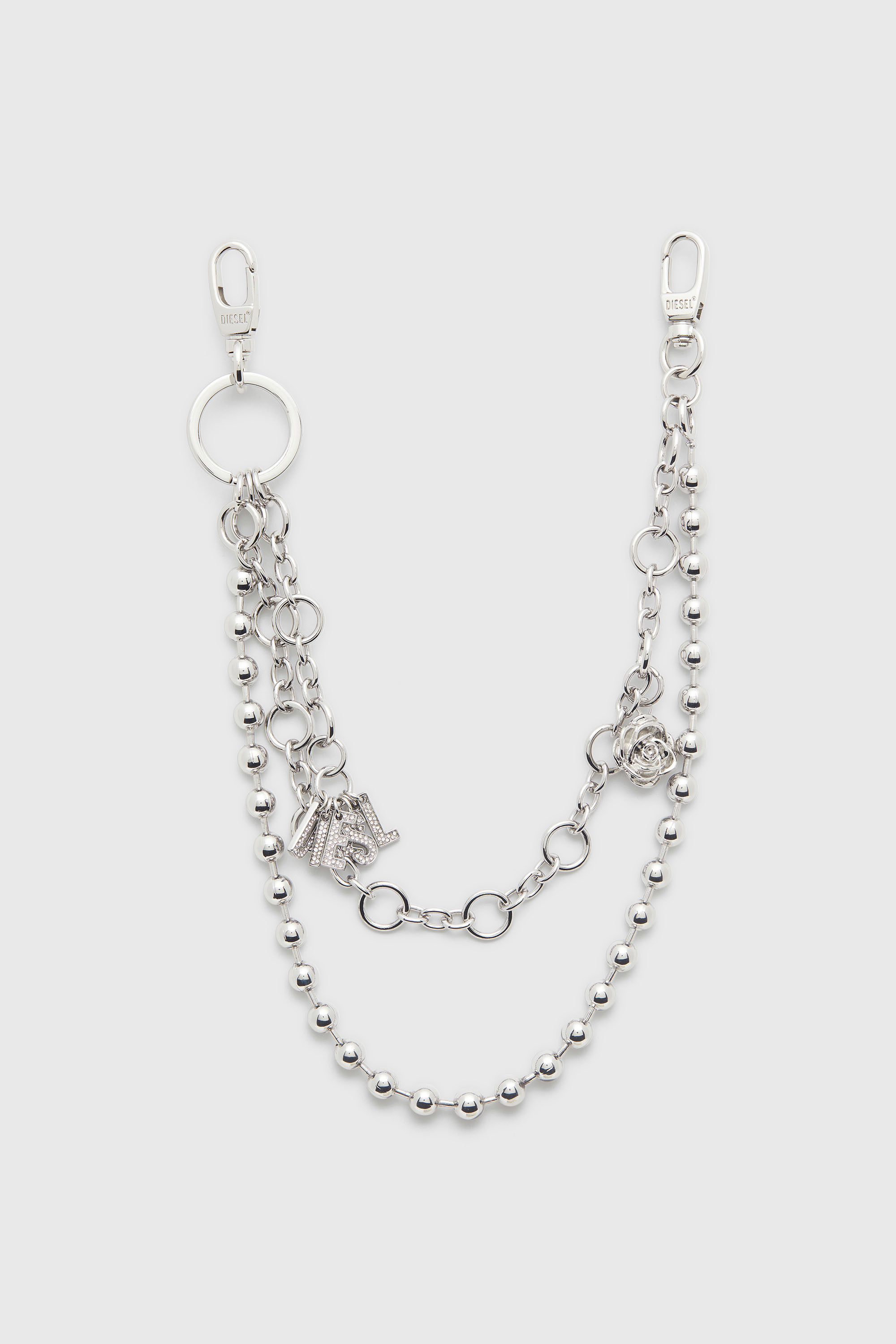 Breloque en m&eacute;tal avec cha&icirc;nes et pendentifs