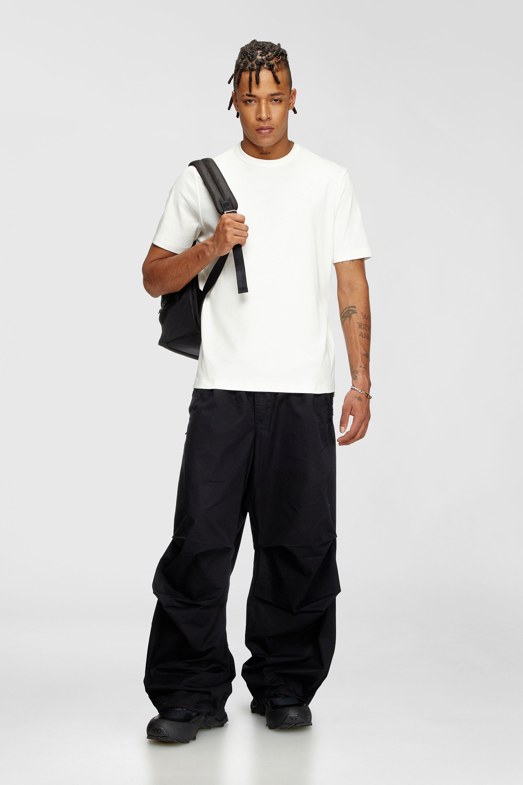 Diesel - T-ADJUST-SLITS-R17, T-shirt avec broderie &agrave; logo ton sur ton Homme in Blanc - 2