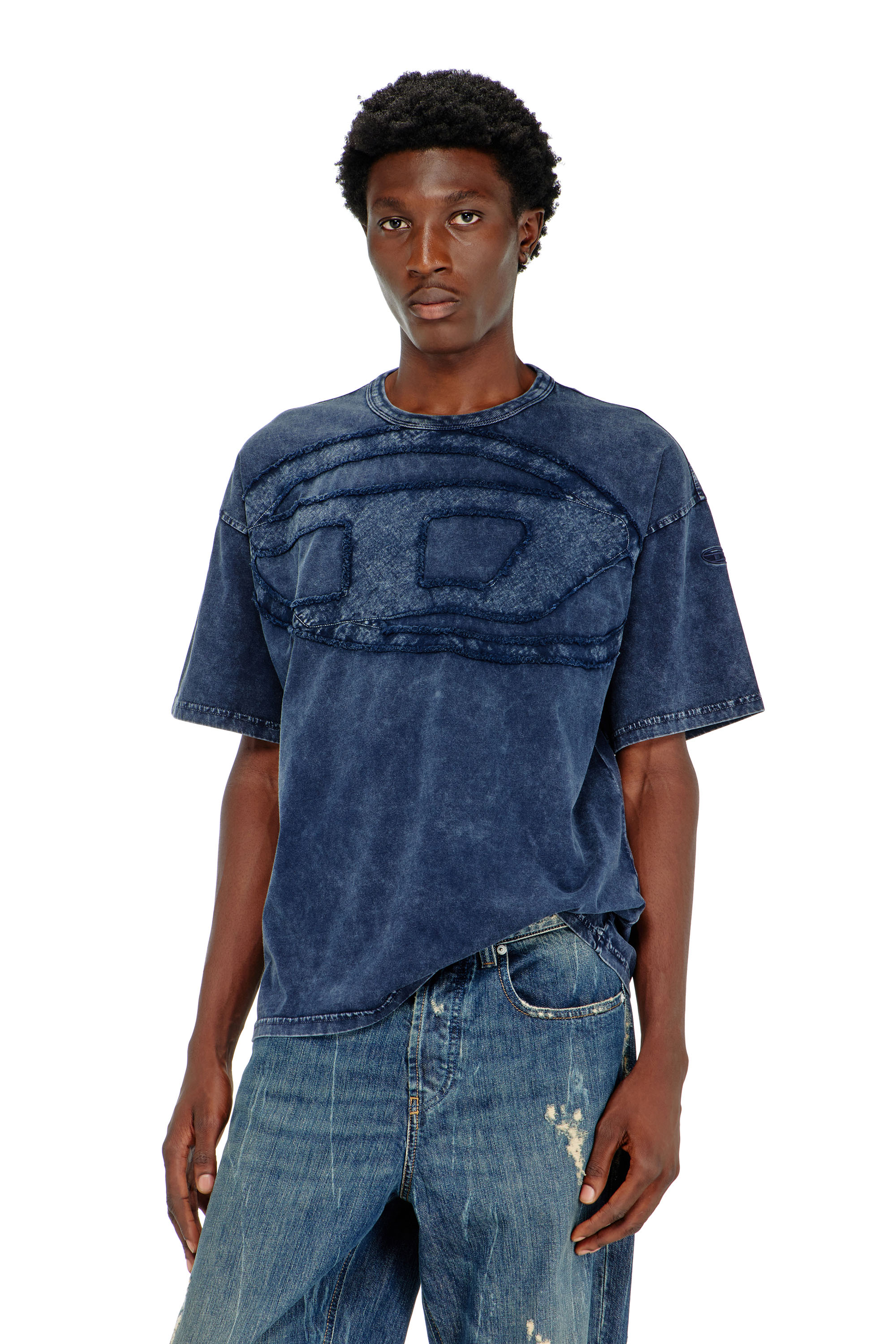 Diesel - T-BOXT-DEN, T-shirt en coton d&eacute;contract&eacute;e avec applique Oval D Homme in Bleu - 3