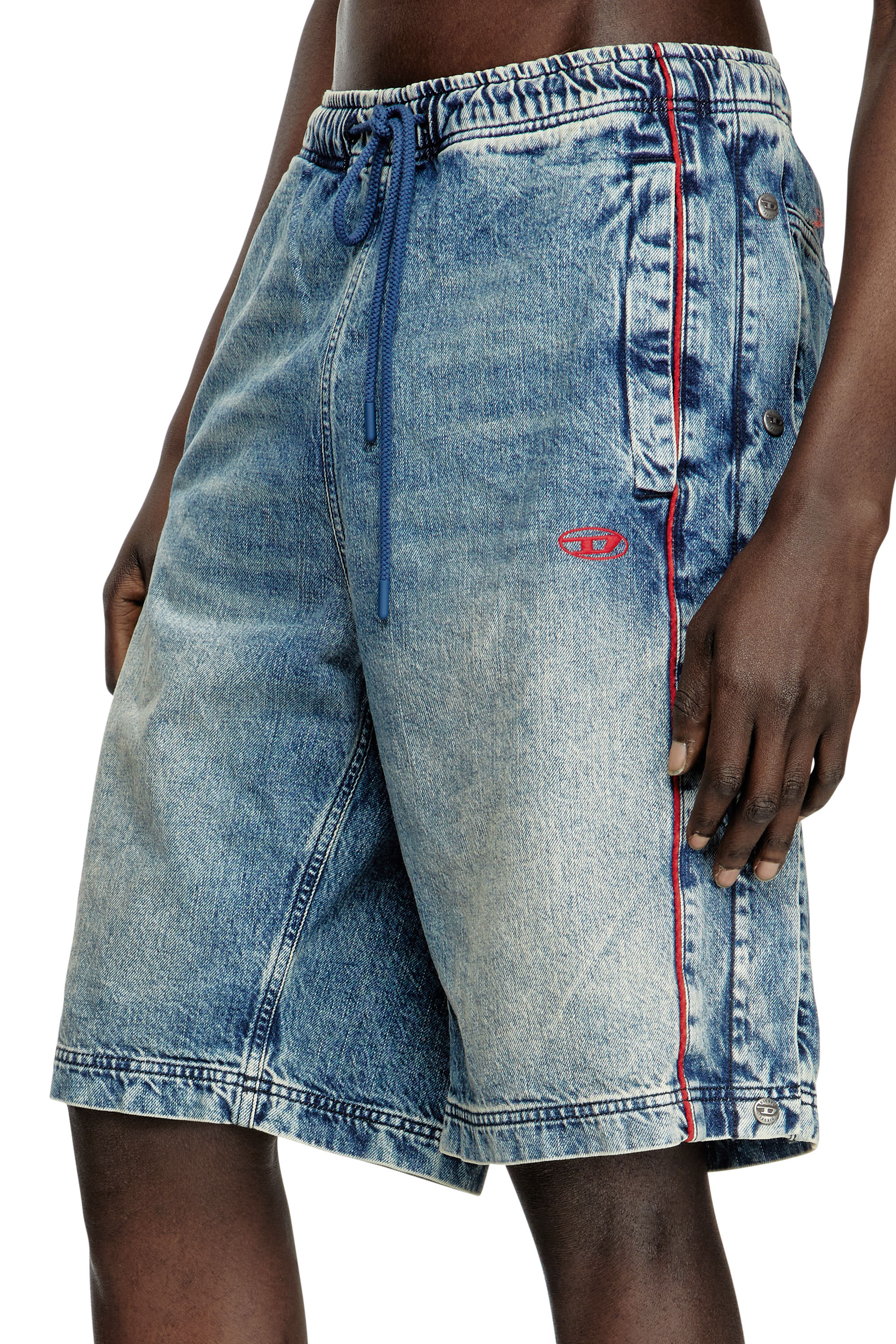 Diesel - D-AXFOR-SHORT-S, Short en jean avec passepoil rouge Mixte in Bleu - 4