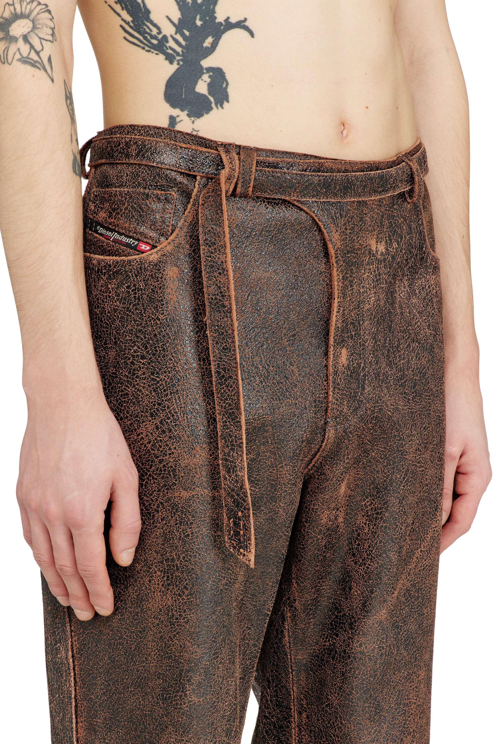 Diesel - P-NURI, Pantalon en cuir craquel&eacute; avec d&eacute;tail de sangle biker Homme in Marron - 4