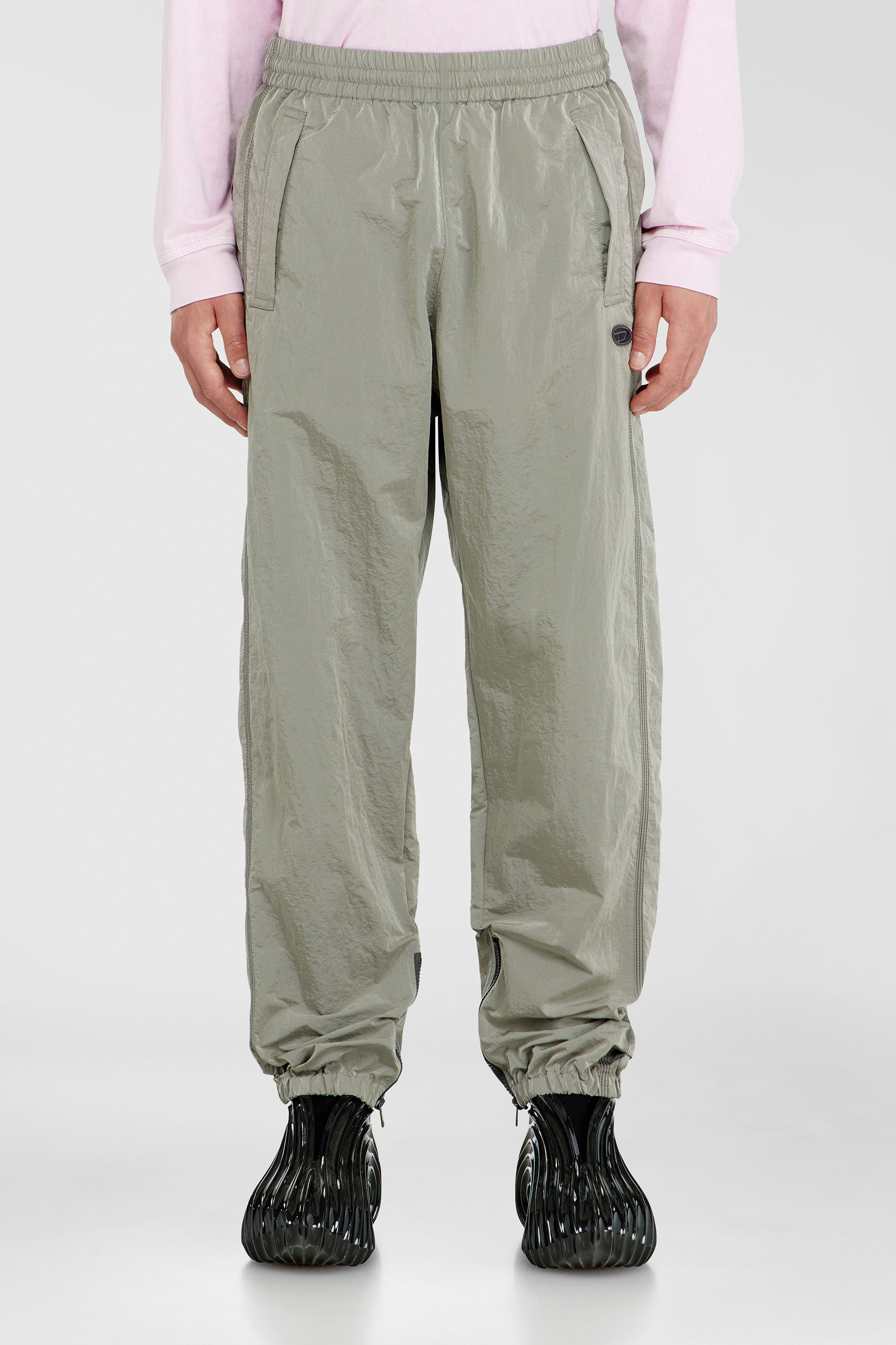 Diesel - P-ANOK, Pantalon en nylon &agrave; effet froiss&eacute; Homme in Gris - 1