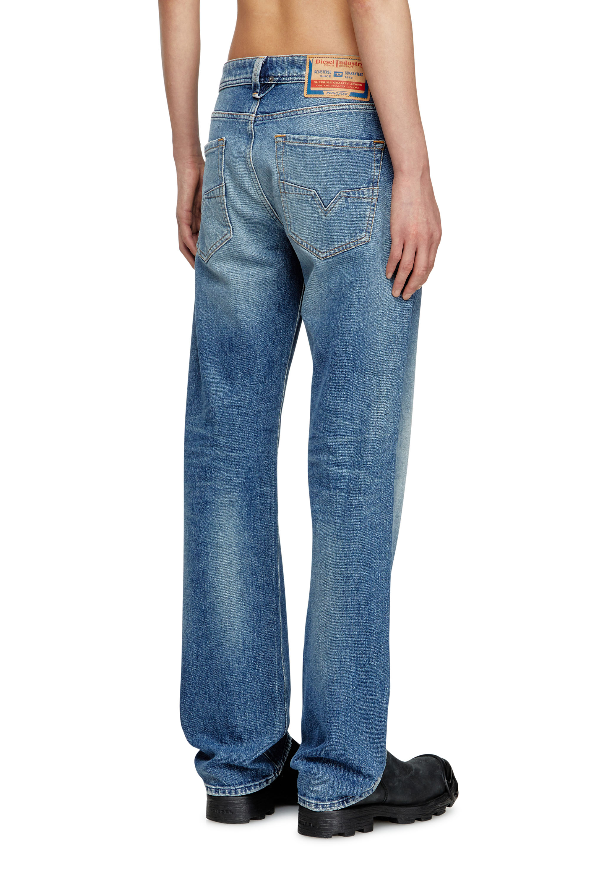 Diesel - Regular Jeans 1985 Larkee 09M12 Homme, Bleu moyen - Image 4