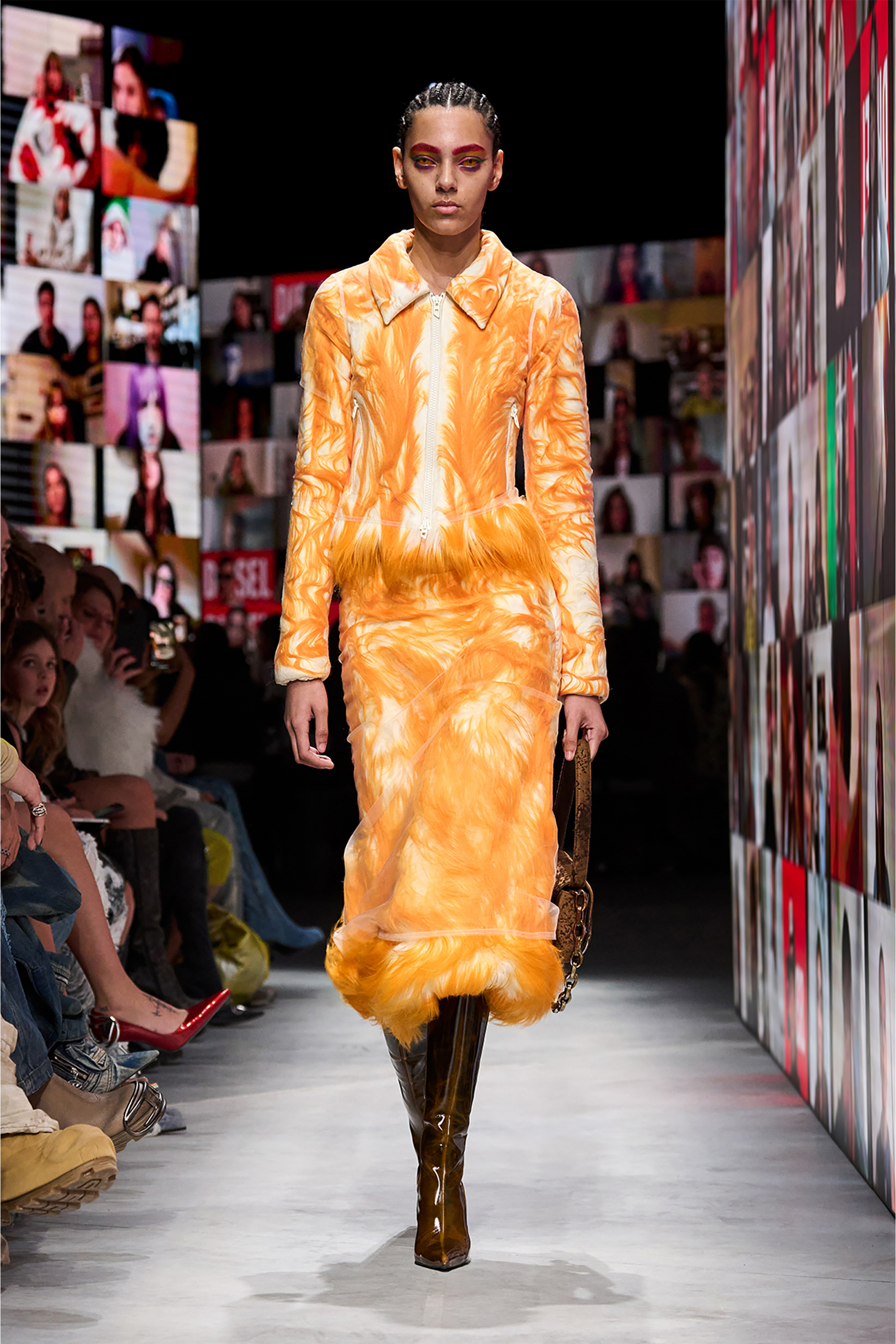 Diesel - 1DR, 1DR-Sac &agrave; bandouli&egrave;re iconique en tissu floqu&eacute; Femme in Marron - 7