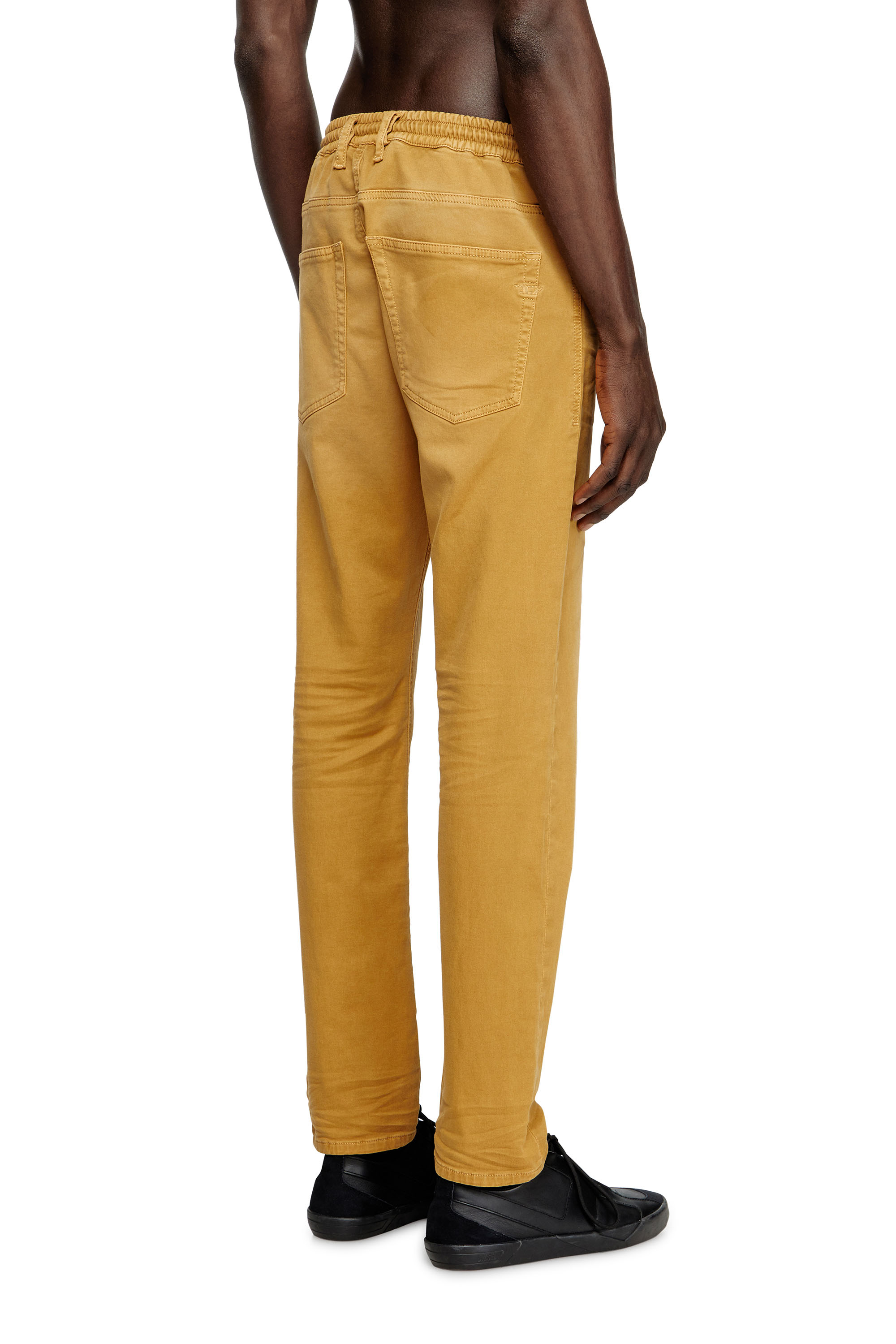 Diesel - Regular 2032 D-Krooley Joggjeans® 0670M Homme, Marron Clair - Image 4