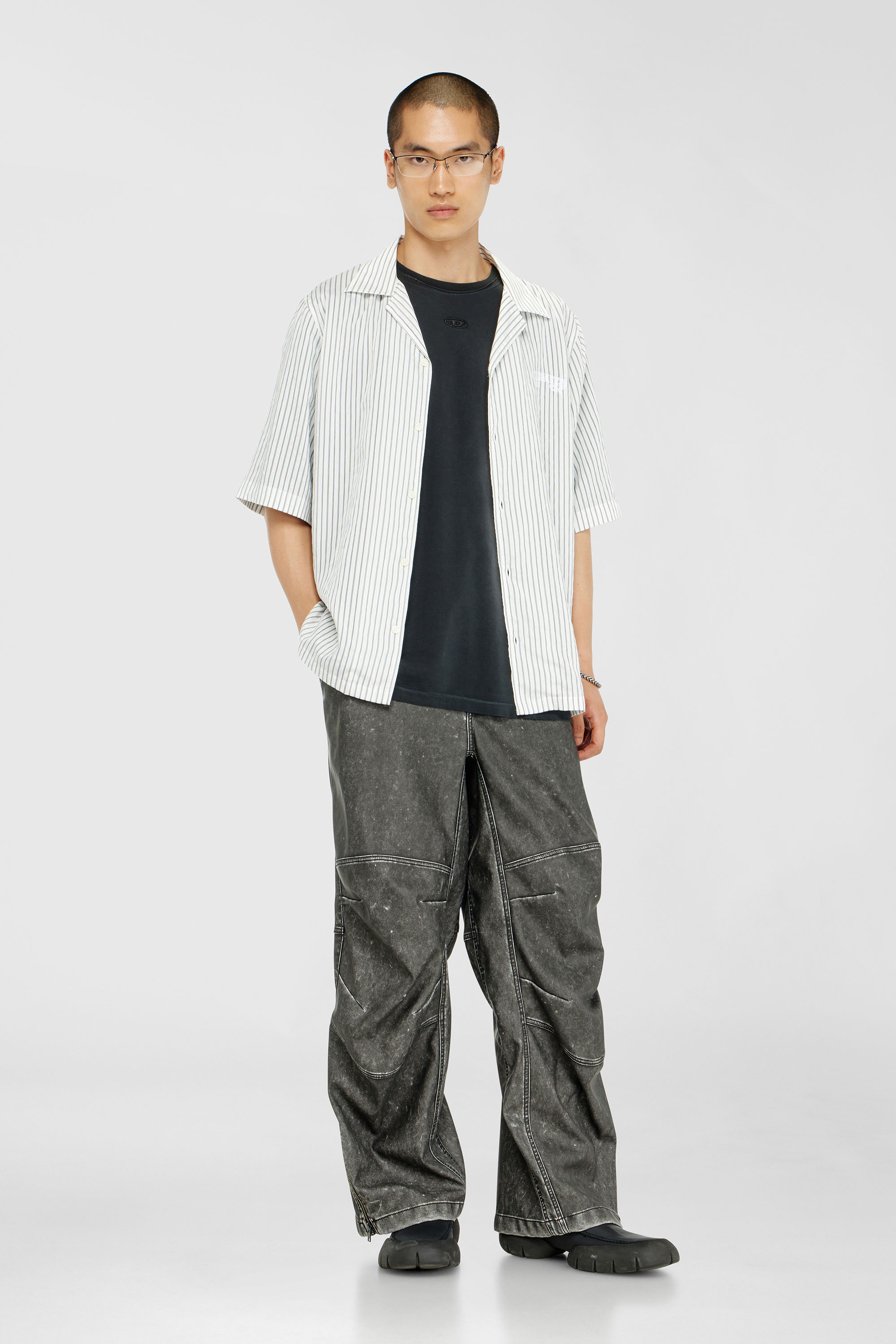 Diesel - T-POCK, T-shirt effet d&eacute;lav&eacute; avec poche d&eacute;chir&eacute;e Homme in Noir - 1