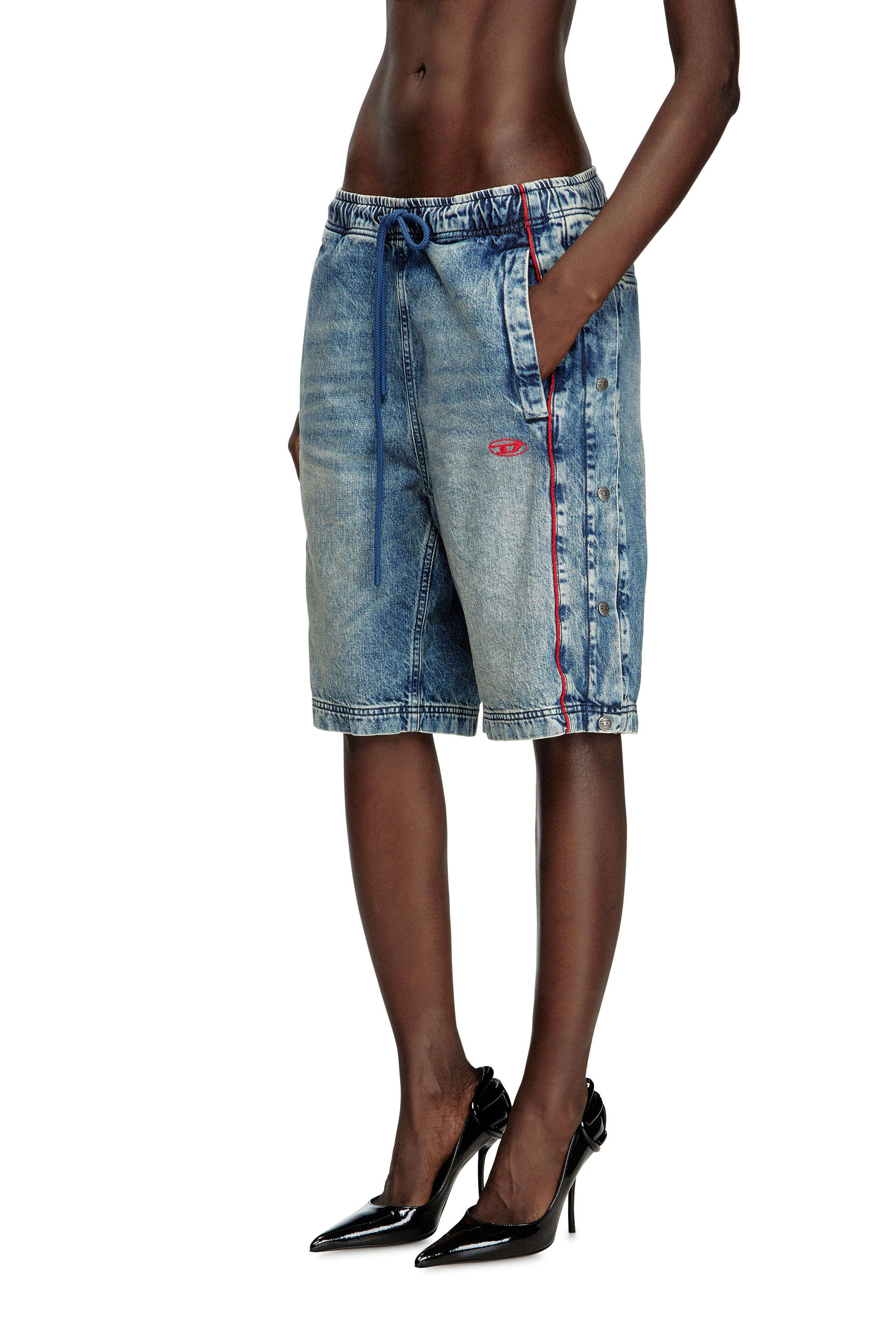 Diesel - D-AXFOR-SHORT-S, Short en jean avec passepoil rouge Mixte in Bleu - 6