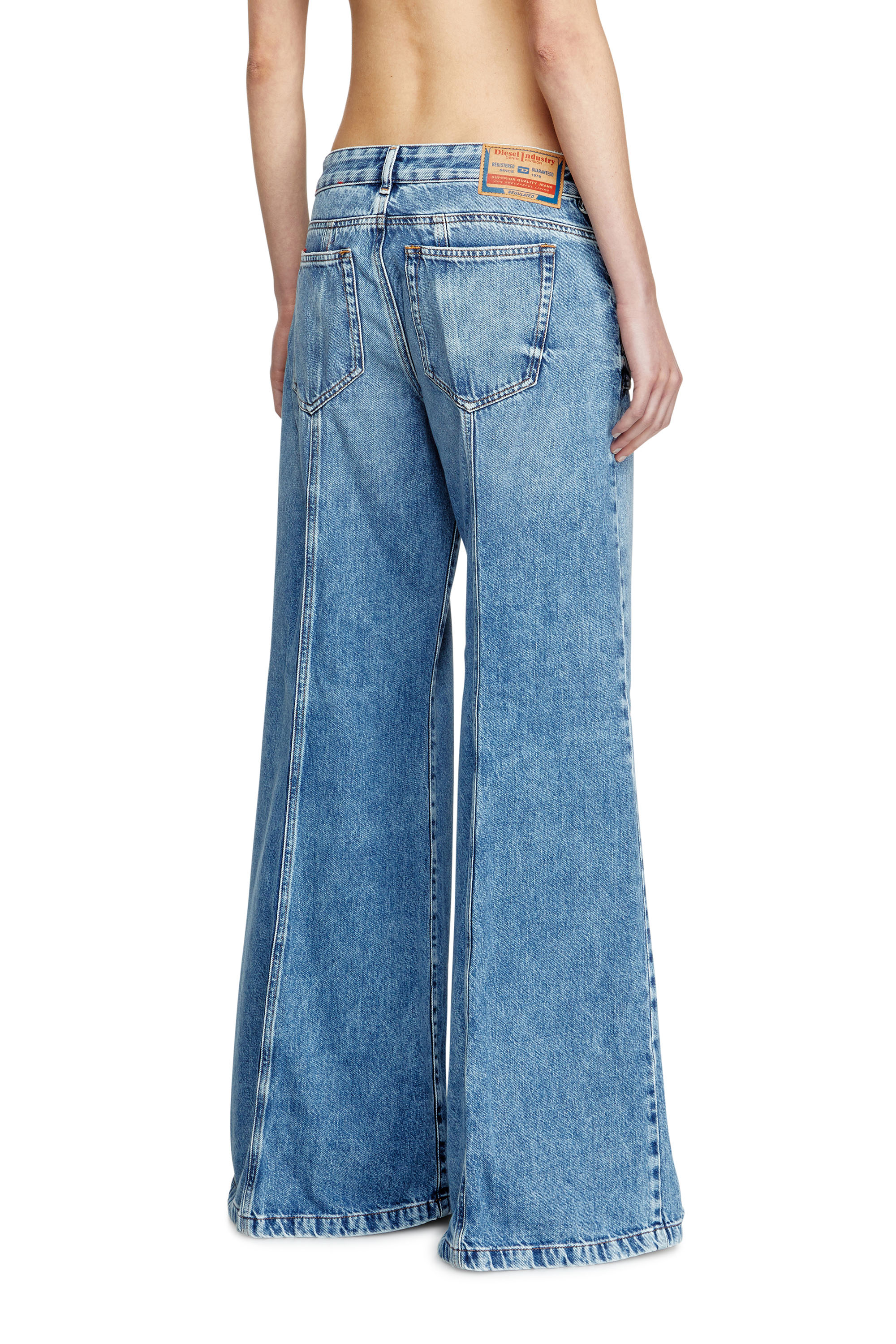 Diesel - Flare Jeans D-Akii 09H95 Femme, Bleu moyen - Image 4