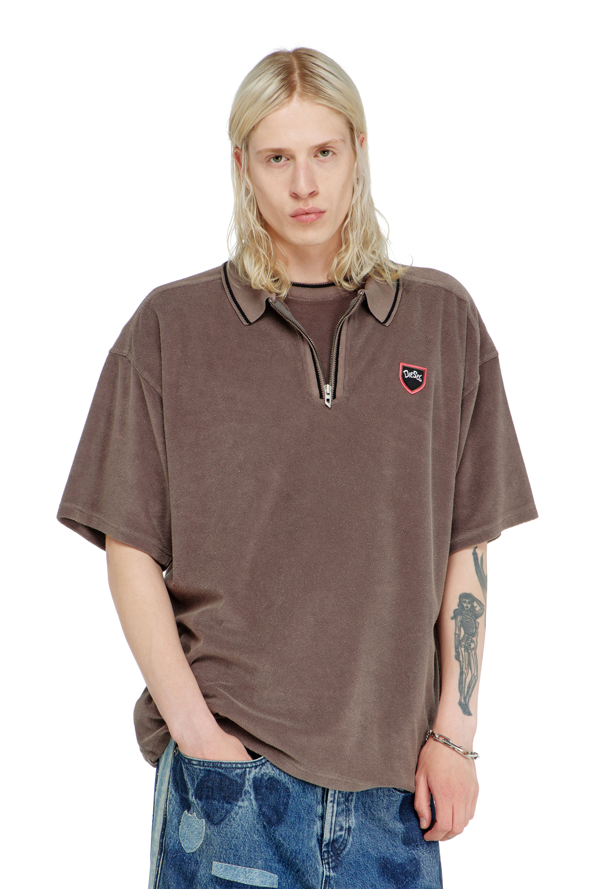 Diesel - T-SPONGY-ZIP, Polo en chenille avec patch blason Homme in Marron - 1