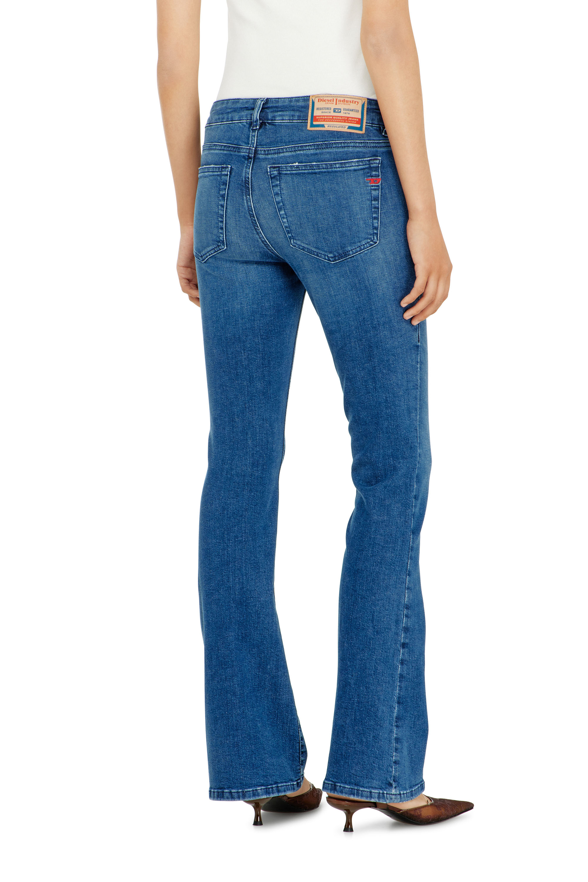 Diesel - Bootcut Jeans 1969 D-Ebbey 0ADBB Femme, Bleu moyen - Image 5