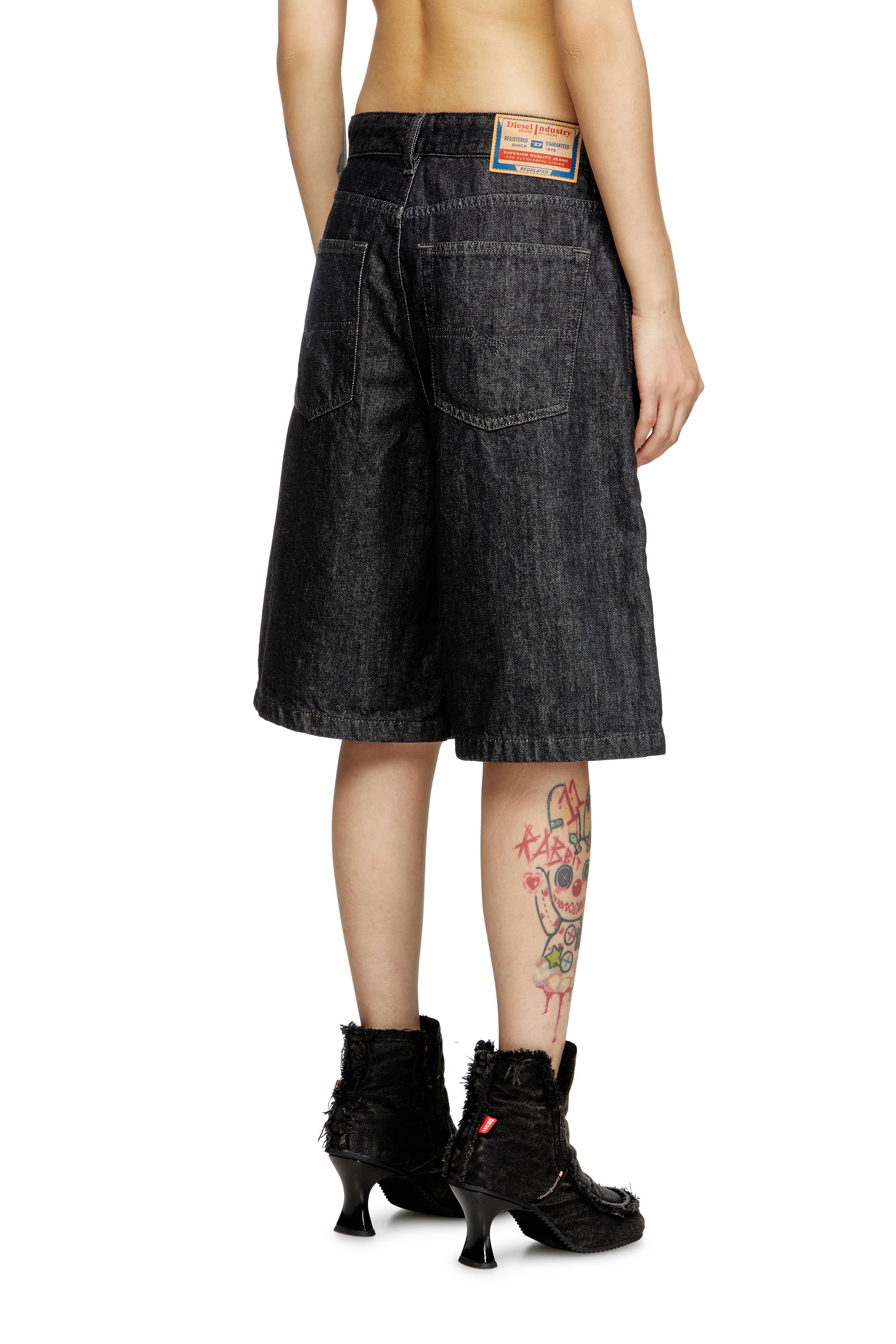 Diesel - DE-SIRE-SHORT, Short en denim rinse-wash Femme in Noir - 4