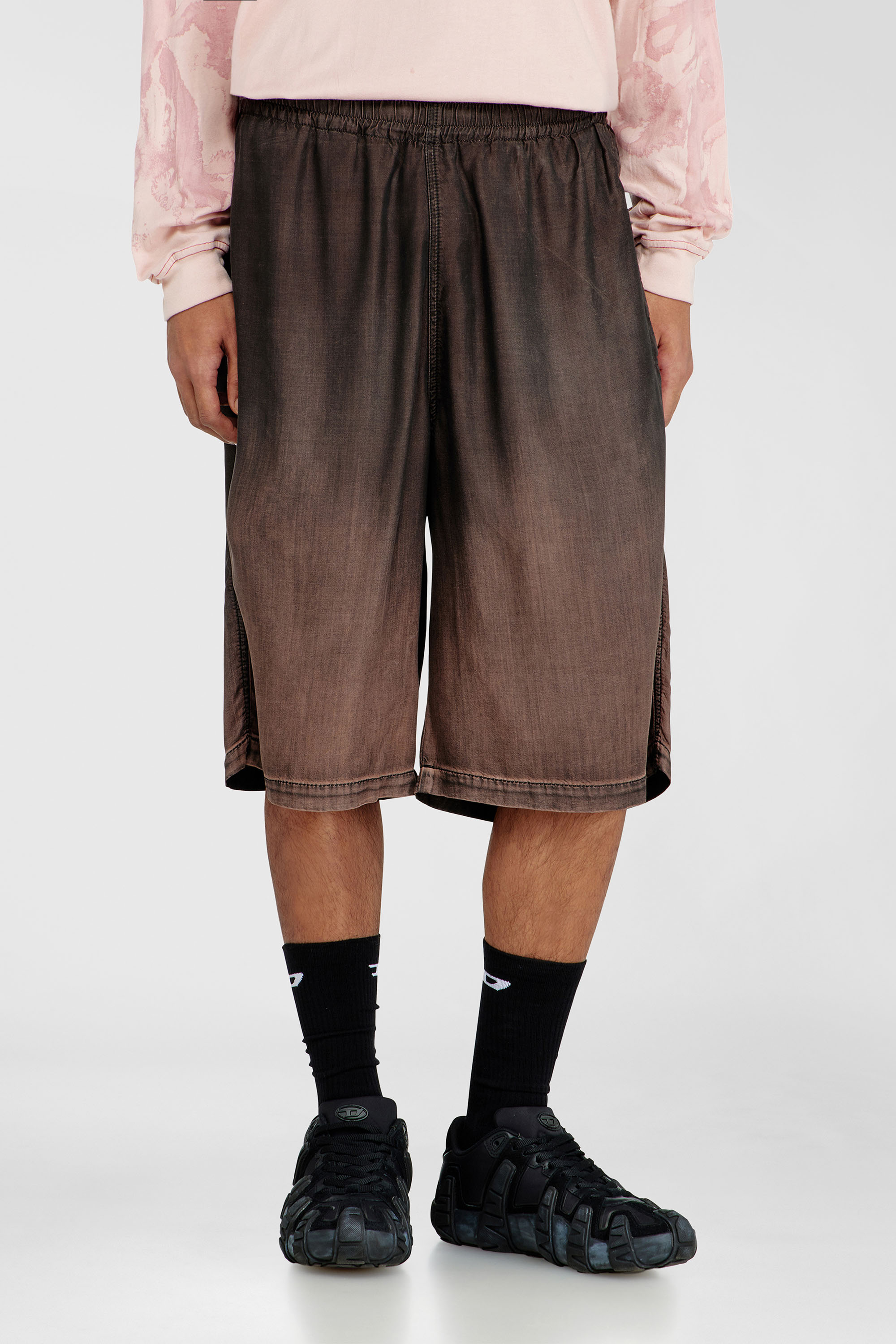 Diesel - D-RODER-SHORT-S, Bermuda d&eacute;contract&eacute; en denim enduit fluide Mixte in Marron - 3
