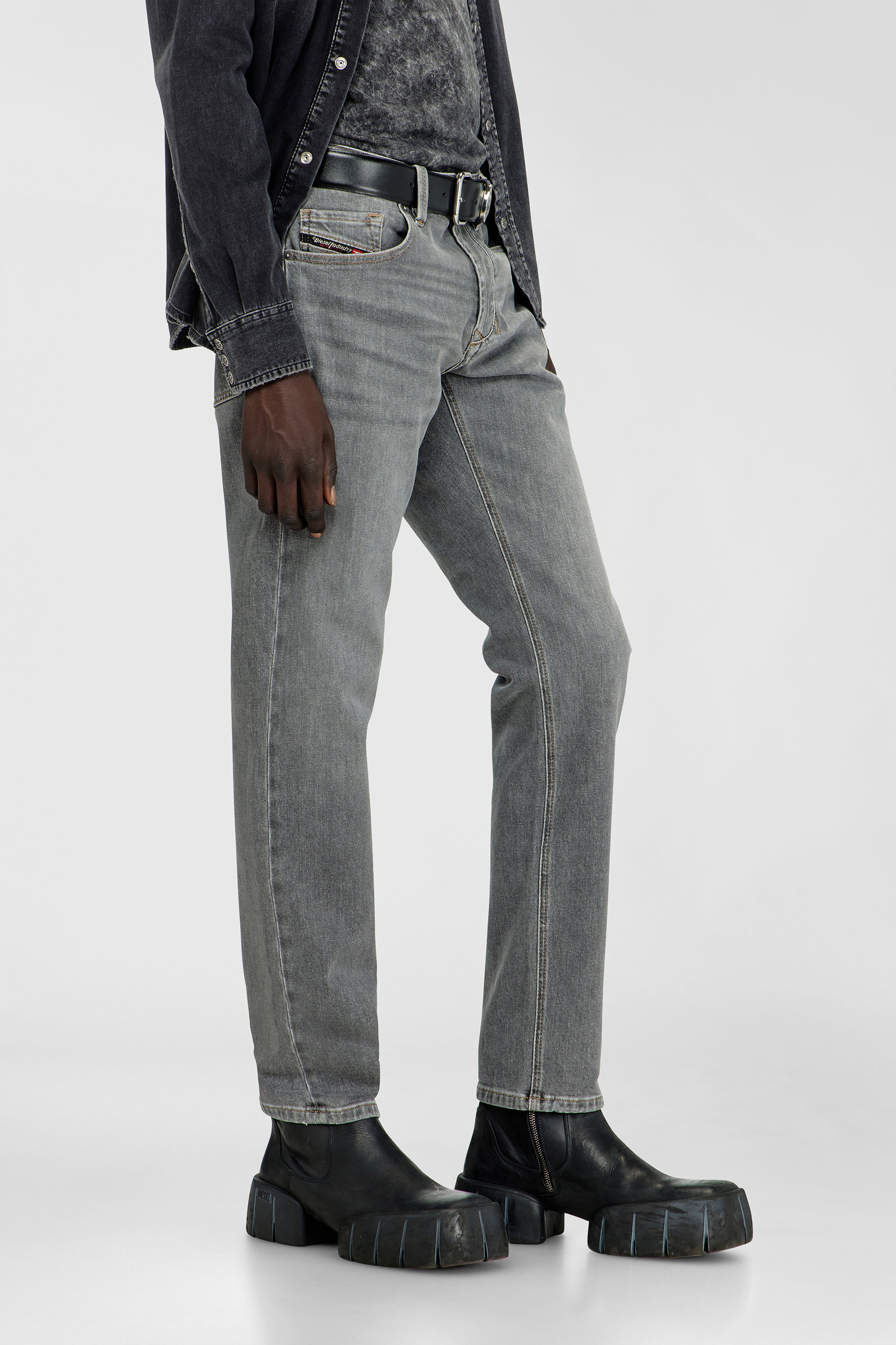 Diesel - Regular Jeans 1986 Larkee-Beex 0KBBI Homme, Gris - Image 7