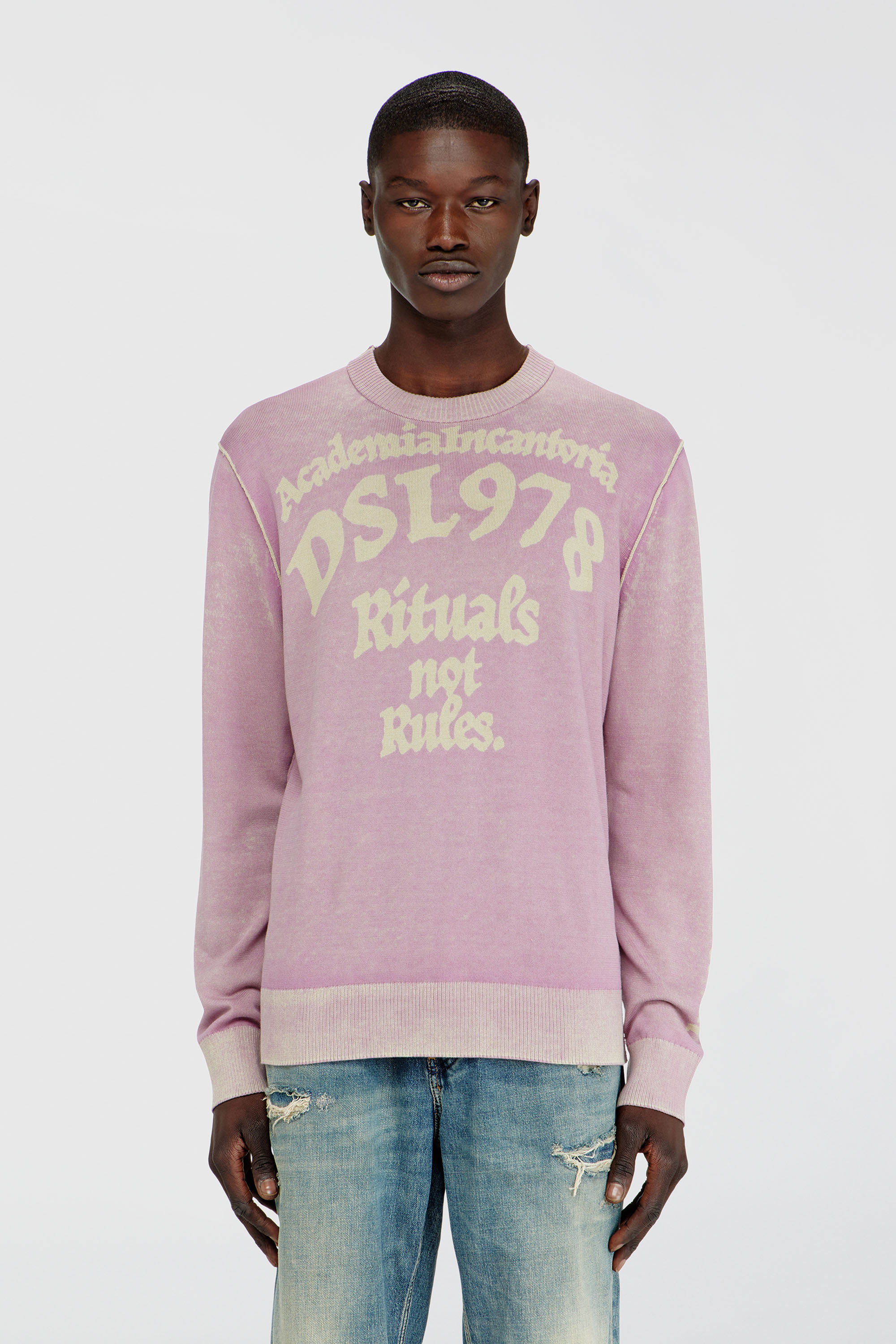 Diesel - K-LAUTI, Pull en coton trait&eacute; avec slogan Homme in Violet - 3