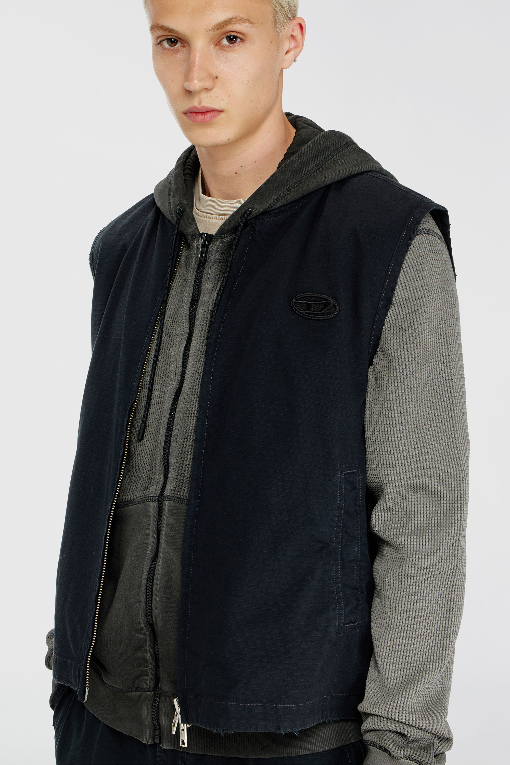 Diesel - J-TYPE-CO-SL, Gilet en coton ripstop avec patch Oval D Homme in Noir - 5