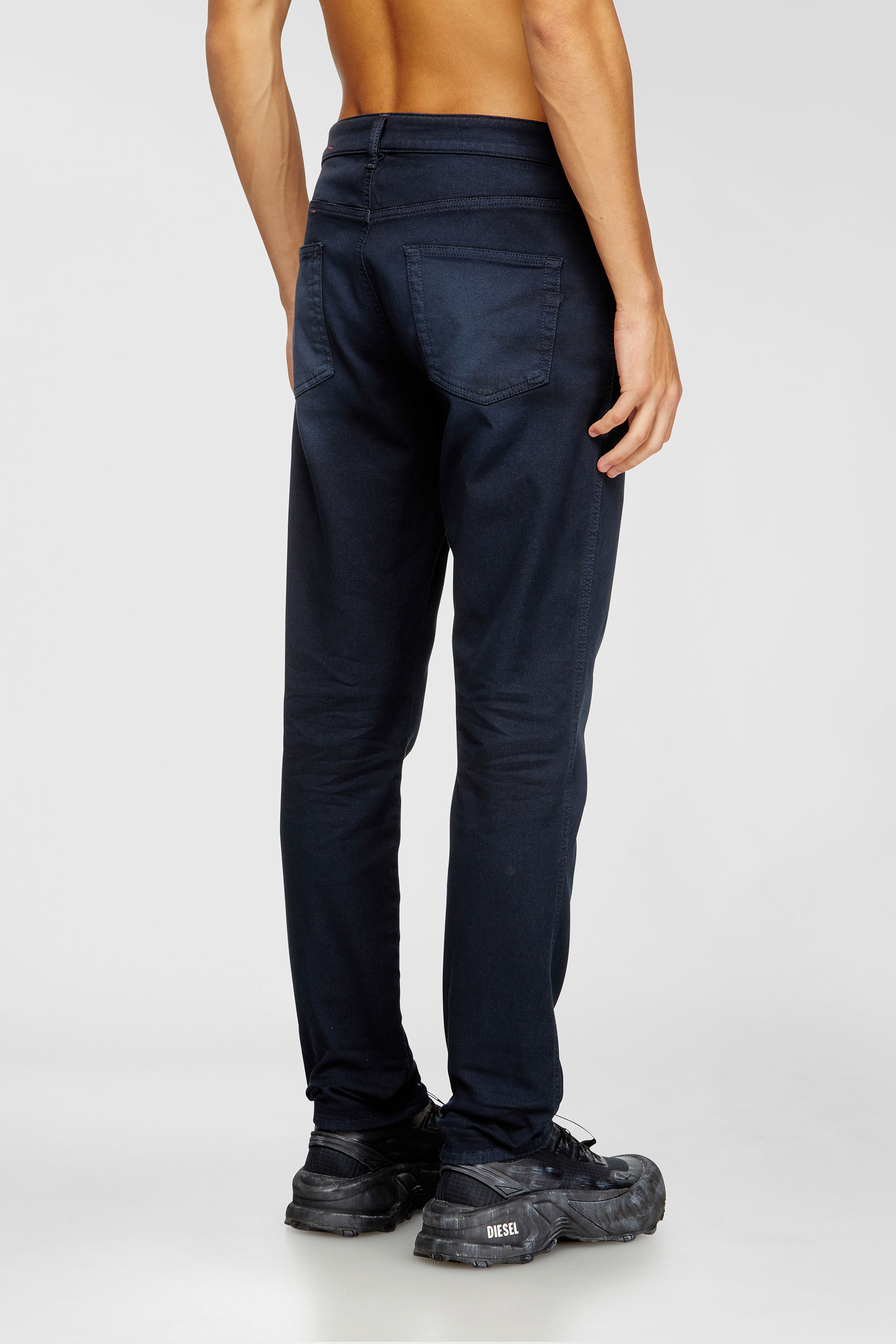 Diesel - Slim 2062 D-Strukt Joggjeans&reg; 0670M Homme, Bleu Fonc&eacute; - Image 3