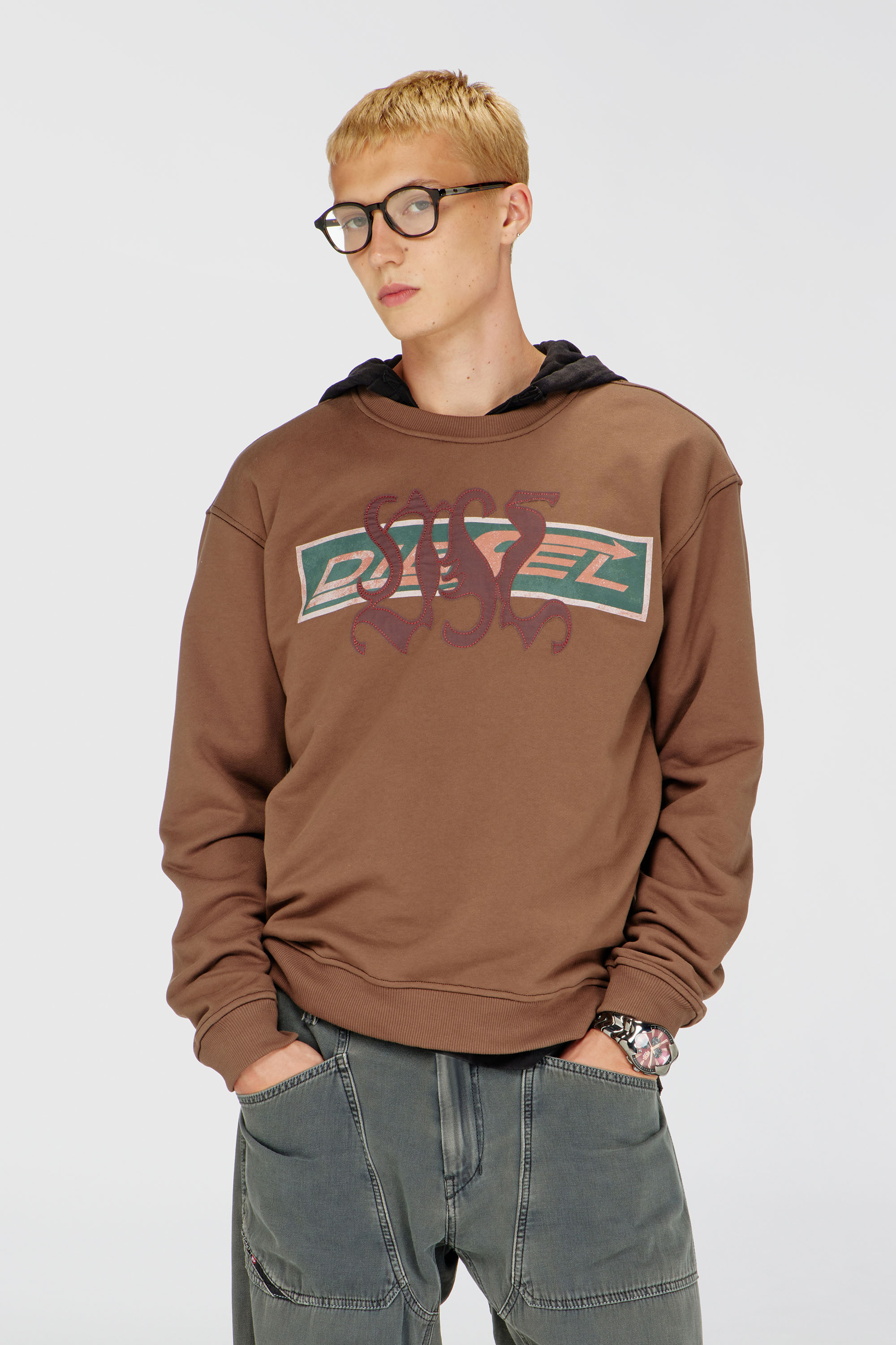 Diesel - S-NORM-AA6, Sweatshirt avec imprim&eacute;s graphiques et patchs Homme in Marron - 3