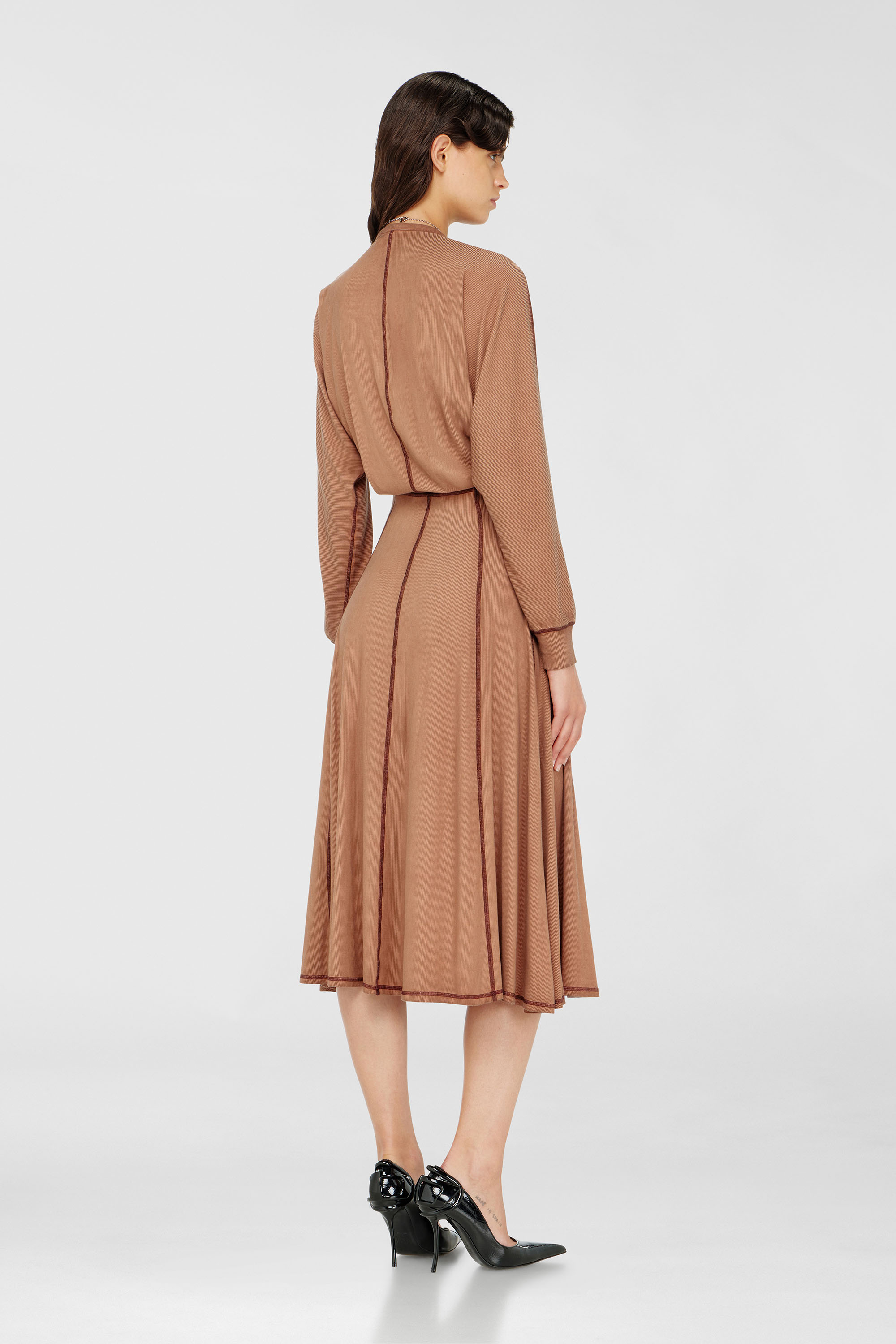 Diesel - D-ISERINA, Robe midi en jersey c&ocirc;tel&eacute; &agrave; manches chauve-souris Femme in Marron - 4