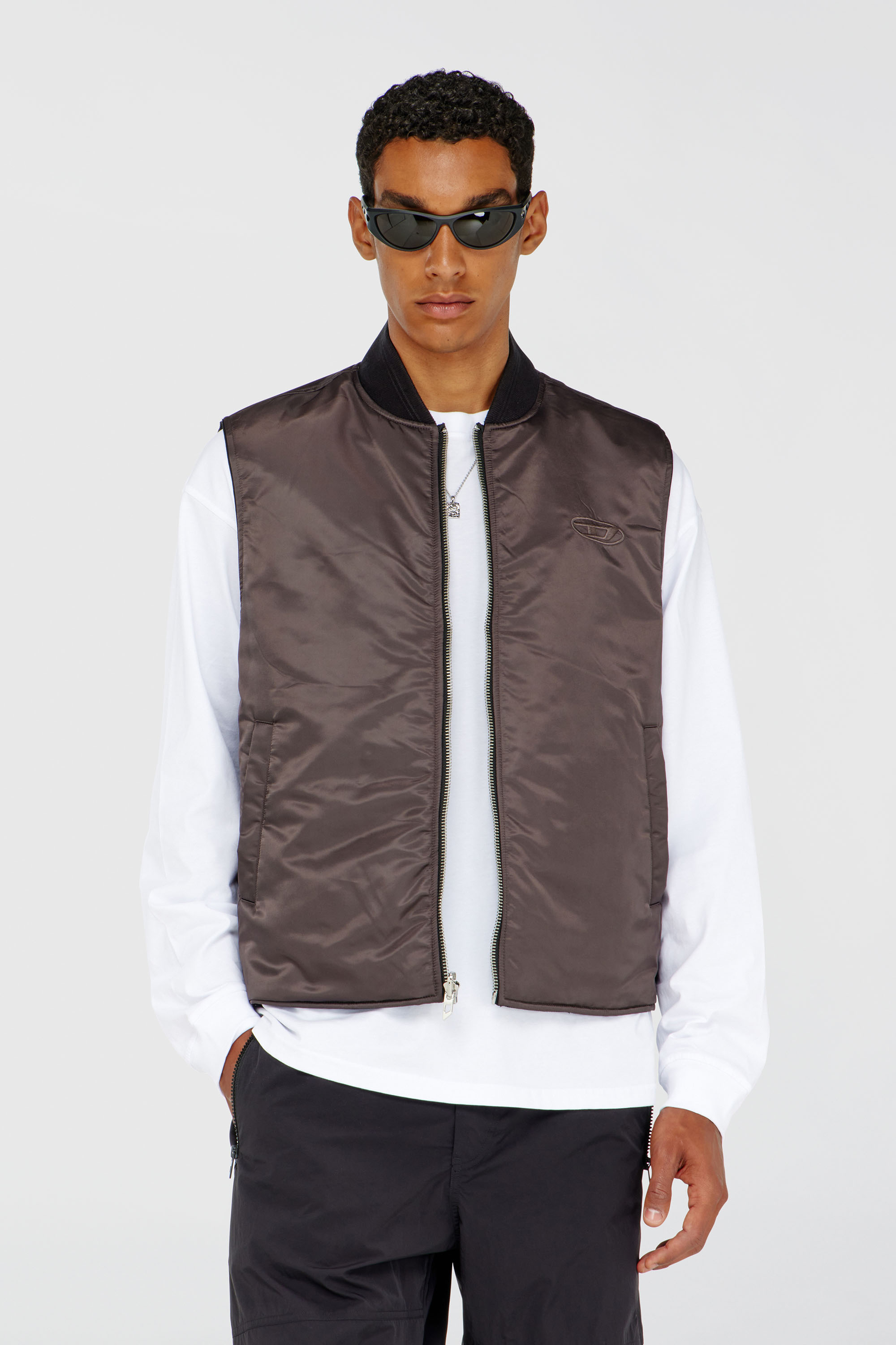 Diesel - W-TYPE-D1-SL, Gilet matelass&eacute; en satin avec broderie Oval D Homme in Noir - 6