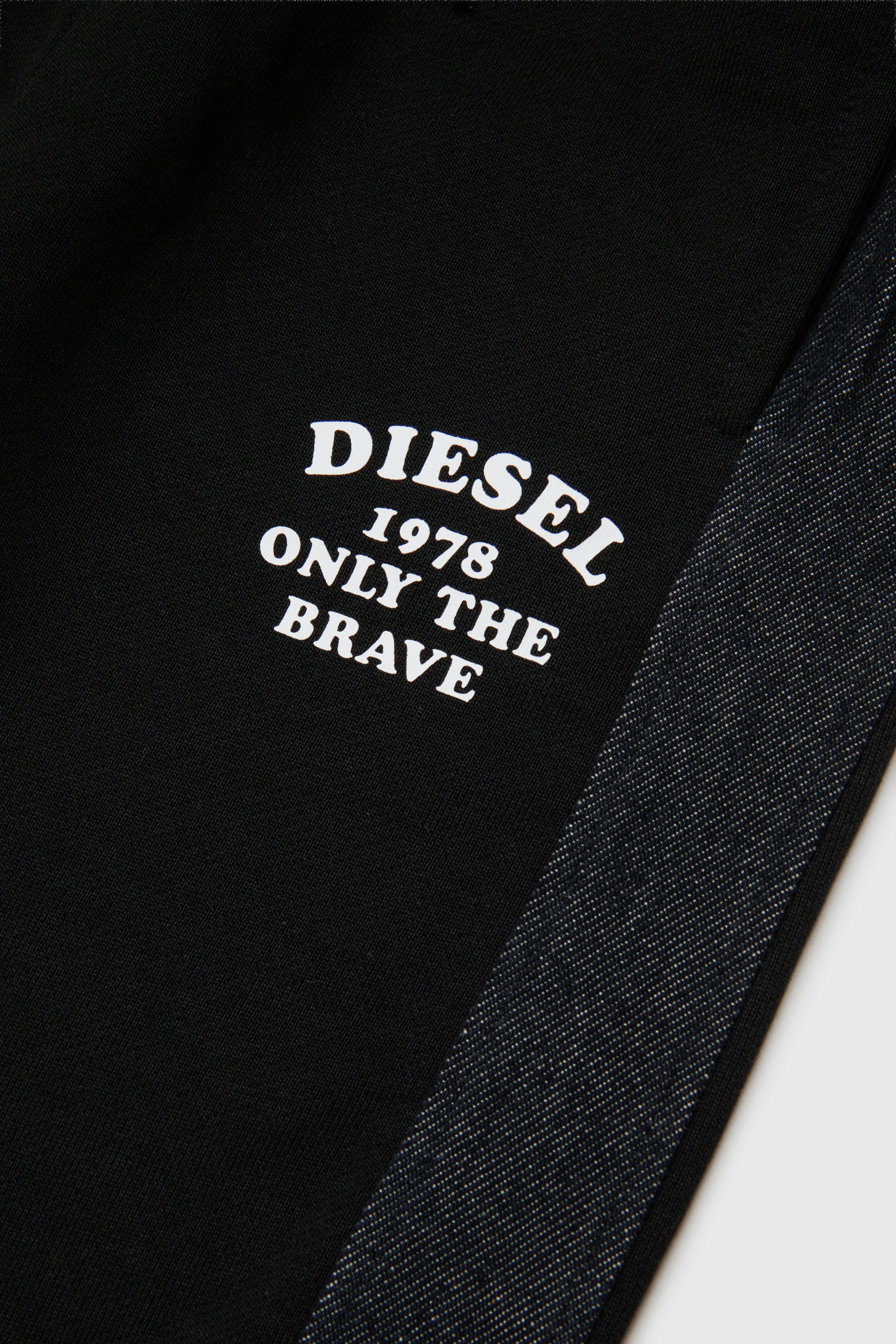 Diesel - PTEAN, Pantalon de surv&ecirc;tement avec bandes lat&eacute;rales en denim Homme in Noir - 4
